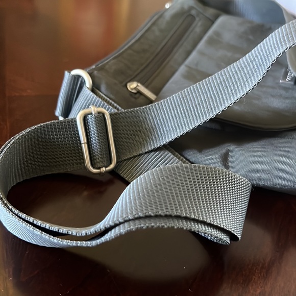 Baggallini Crossbody Design Travel Fabric Handbag Color gray like new - Picture 11 of 17